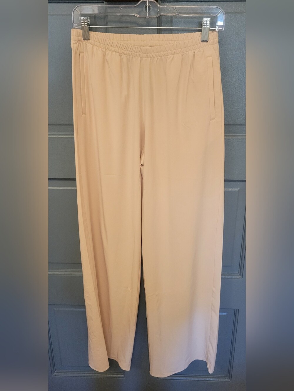 NWOT Vuori Villa Everyday Wideleg. Size Small Bleached Sand